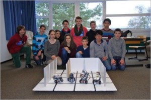 Die Schüler vom Wahlpflichtkursus haben sich zum Ziel gesetzt, ihre Fahrroboter so zu programmieren, dass sie sicher durch das Labyrinth kommen.